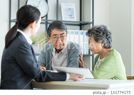 プランナーに相談するシニアの夫婦 131774175