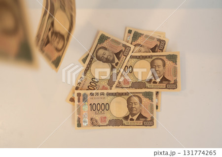 机に置かれた一万円札 机に置かれた一万円札 131774265