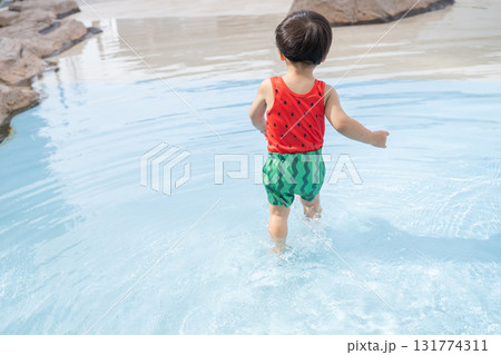 夏のプールで遊ぶ子供 夏のプールで遊ぶ子供 131774311