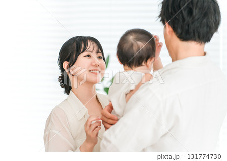 家で赤ちゃんを抱っこする若いアジア人夫婦,ファミリー,親子,家族 家で赤ちゃんを抱っこする若いアジア人夫婦,ファミリー,親子,家族 131774730