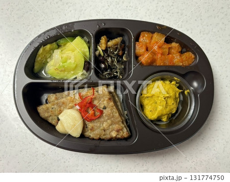 Colorful dosirak salad packed with fresh greens, vibrant veggies, and protein-rich toppings, offering a perfect balance of nutrition, crunch, and flavor in every light and refreshing bite. 131774750