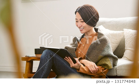 テレビ電話 タブレット操作をする女性 131774848