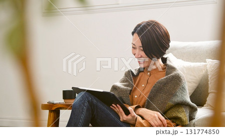 テレビ電話 タブレット操作をする女性 テレビ電話 タブレット操作をする女性 131774850