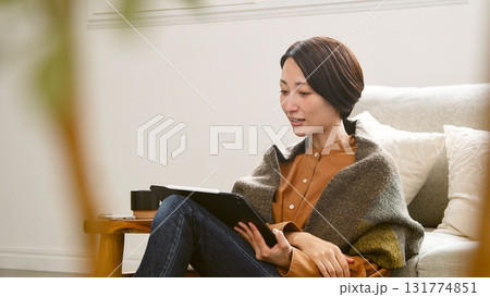 テレビ電話 タブレット操作をする女性 テレビ電話 タブレット操作をする女性 131774851