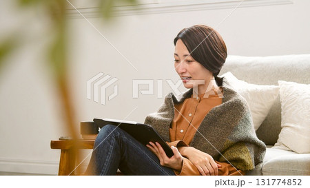 テレビ電話 タブレット操作をする女性 テレビ電話 タブレット操作をする女性 131774852