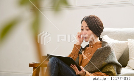 テレビ電話 タブレット操作をする女性 131774853