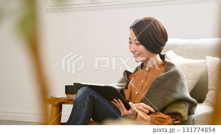テレビ電話 タブレット操作をする女性 131774854