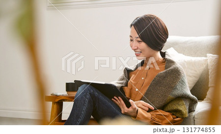 テレビ電話 タブレット操作をする女性 テレビ電話 タブレット操作をする女性 131774855