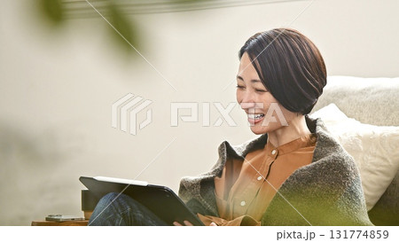テレビ電話 タブレット操作をする女性 テレビ電話 タブレット操作をする女性 131774859