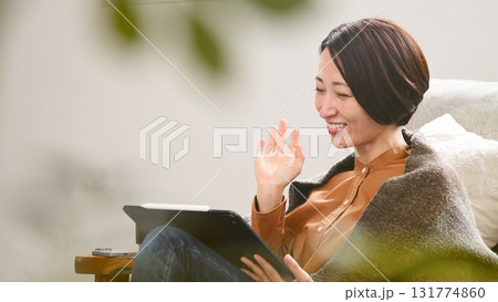 テレビ電話 タブレット操作をする女性 テレビ電話 タブレット操作をする女性 131774860