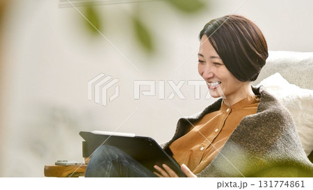 テレビ電話 タブレット操作をする女性 131774861