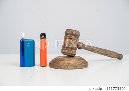 Judge's gavel, disposable vape and electronic cigarette. Smoking ban. Tobacco heating systems. 131775302