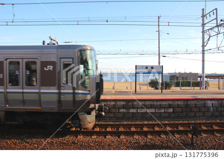 JR須磨駅を通過するJR車両 131775396