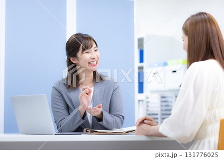 ビジネス　接客をする窓口の女性 131776025