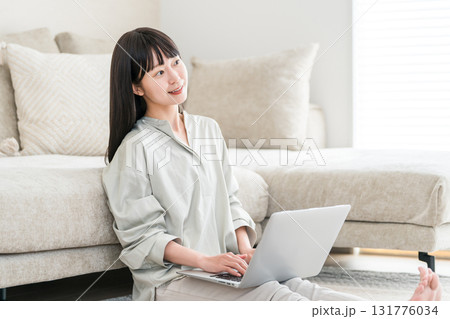 リビングのソファーでパソコンを使う女性(動画,副業,SNS,在宅ワーク) リビングのソファーでパソコンを使う女性(動画,副業,SNS,在宅ワーク) 131776034