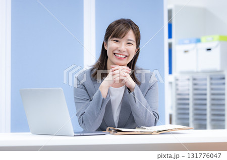 ビジネス　カウンセリング　窓口の女性 131776047