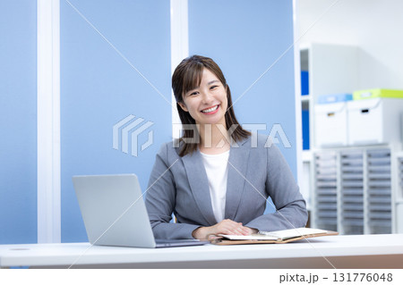 ビジネス　カウンセリング　窓口の女性 131776048
