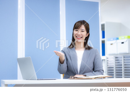 ビジネス カウンセリング 窓口の女性 ビジネス カウンセリング 窓口の女性 131776050