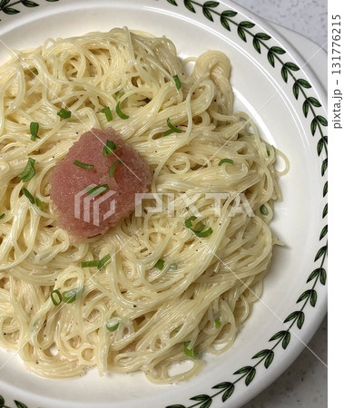 Creamy spaghetti carbonara made with rich egg yolk sauce, crispy bacon, parmesan cheese, and freshly ground black pepper for a classic, indulgent Italian pasta dish. 131776215