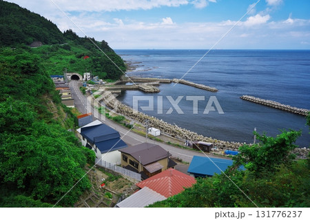 夏の津軽半島あじさいロードの東風泊駐車帯から国道339号線と海を望む 131776237