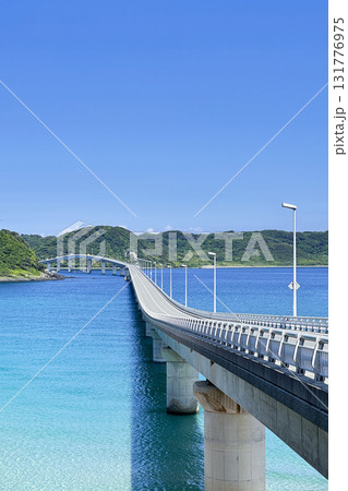 角島大橋と青い海 131776975