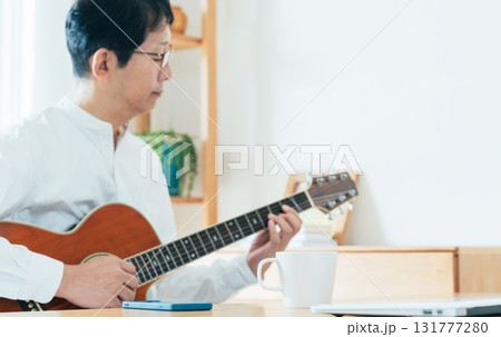 ギターを弾く男性の手元 ギターを弾く男性の手元 131777280