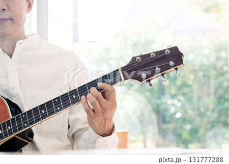 ギターを弾く男性の手元 ギターを弾く男性の手元 131777288