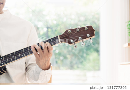 ギターを弾く男性の手元 ギターを弾く男性の手元 131777293