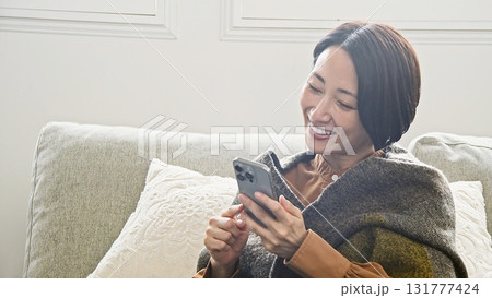 携帯を操作している女性 携帯を操作している女性 131777424
