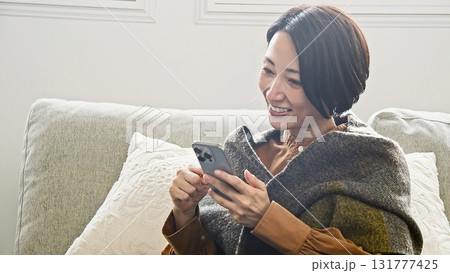 携帯を操作している女性 携帯を操作している女性 131777425