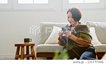 携帯を操作している女性 携帯を操作している女性 131777440