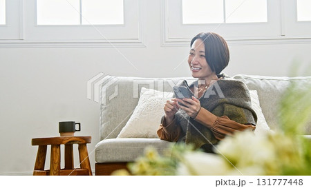 携帯を操作している女性 携帯を操作している女性 131777448