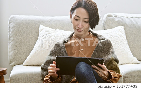タブレット操作をする女性 タブレット操作をする女性 131777489