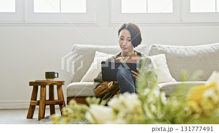 タブレット操作をする女性 タブレット操作をする女性 131777491