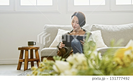 タブレット操作をする女性 131777492