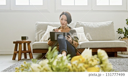 タブレット操作をする女性 タブレット操作をする女性 131777499