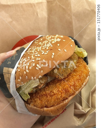 A mouthwatering burger with a juicy patty, fresh lettuce, tomato, and melted cheese, all nestled in a soft bun. Perfect for food photography, showcasing the indulgence of classic comfort food. 131778406