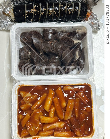 Bunsik, a popular Korean street food, includes various dishes like tteokbokki, odeng, and gimbap. It's a tasty, comforting snack loved by many, perfect for casual gatherings or quick bites. 131778533