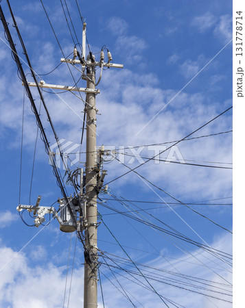 無数の電線が延びる電柱 131778714
