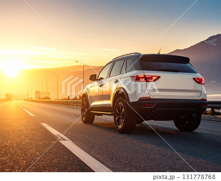 夕焼けに染まる自動車 131778768