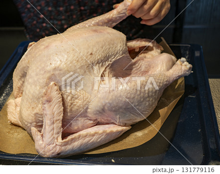 ごちそうの始まり、七面鳥の仕込み 131779116