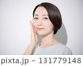 頬に手を当てる笑顔の女性のクローズアップ　美容やビューティーなどのイメージ　 131779148