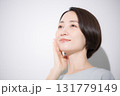 頬に手を当てる笑顔の女性のクローズアップ　美容やビューティーなどのイメージ 131779149