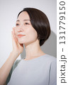 頬に手を当てる笑顔の女性のクローズアップ　美容やビューティーなどのイメージ 131779150