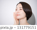 頬に手を当てる笑顔の女性のクローズアップ　美容やビューティーなどのイメージ 131779151