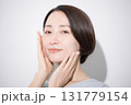 頬に手を当てる笑顔の女性のクローズアップ　美容やビューティーなどのイメージ 131779154