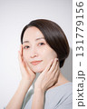 頬に手を当てる笑顔の女性のクローズアップ　美容やビューティーなどのイメージ 131779156