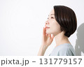 頬に手を当てる笑顔の女性のクローズアップ　美容やビューティーなどのイメージの横顔 131779157