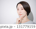頬に手を当てる笑顔の女性のクローズアップ　美容やビューティーなどのイメージ 131779159