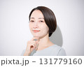 頬に手を当てる笑顔の女性のクローズアップ　美容やビューティーなどのイメージ　カメラ目線 131779160